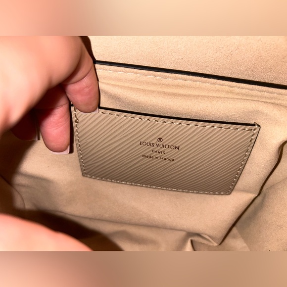 Elegant Cream Handbag - Picture 7 of 11